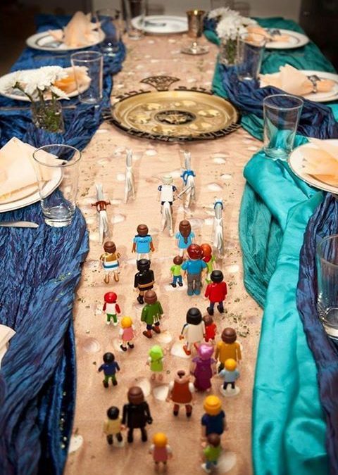 Passover table with splitting of the sea setup